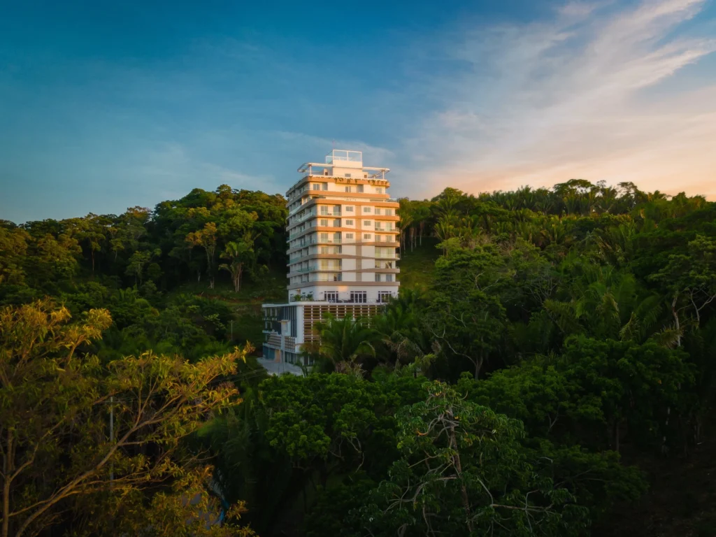 Duna Residences tower surrounded by trees in Roatán