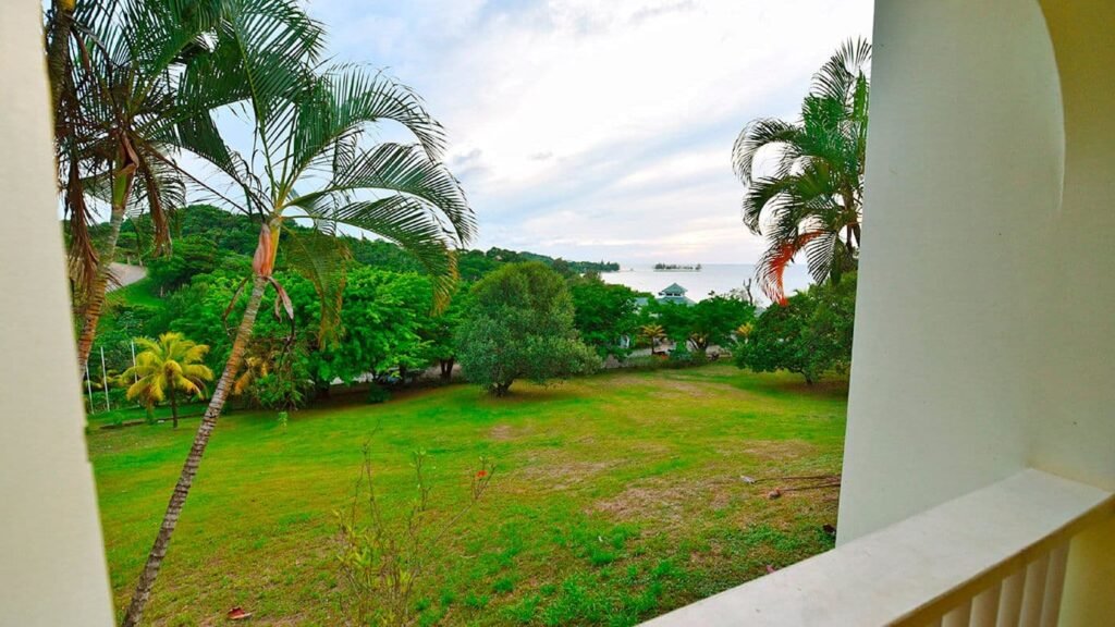 Hillside accommodation at Turquoise Bay from its official website